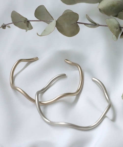 antiqua（アンティカ）の「曲線デザインバングル（バングル/リストバンド・レディース・シルバー/ゴールド・FREE）」の3枚目の写真