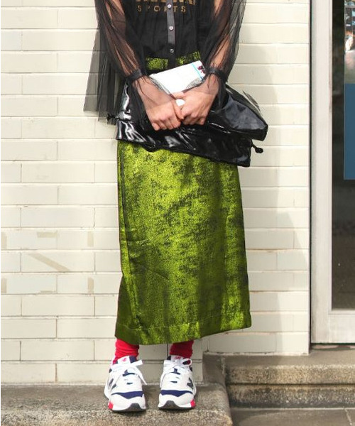 MIMIMEMETE(ミミメメット)の「シャイニー ナロースカート(スカート・レディース・シルバー/ブロンズ/グリーン・M)」の2枚目の写真