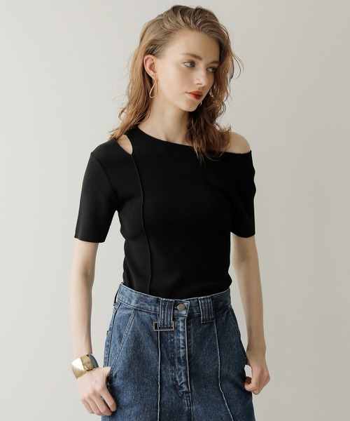 MIELI INVARIANT（ミエリインヴァリアント）の「Cut Open Off Shoulder Knit Tops（ニット/セーター・レディース・ライトベージュ/ブラック/パープル・FREE）」の2枚目の写真