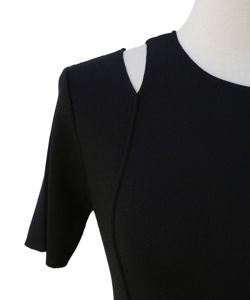 MIELI INVARIANT（ミエリインヴァリアント）の「Cut Open Off Shoulder Knit Tops（ニット/セーター・レディース・ライトベージュ/ブラック/パープル・FREE）」の5枚目の写真