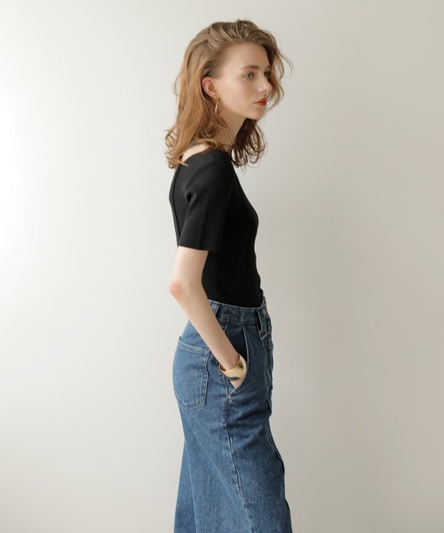 MIELI INVARIANT（ミエリインヴァリアント）の「Cut Open Off Shoulder Knit Tops（ニット/セーター・レディース・ライトベージュ/ブラック/パープル・FREE）」の14枚目の写真