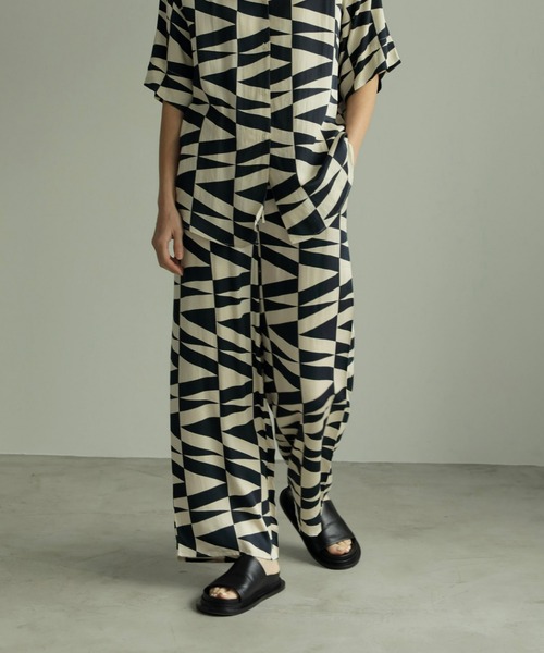 anuke(アンヌーク)の「Geometric Satin Pants(その他パンツ・レディース・アイボリー/レッド系その他・38inch/36inch)」の2枚目の写真