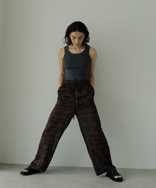 anuke(アンヌーク)の「Geometric Satin Pants(その他パンツ・レディース・アイボリー/レッド系その他・38inch/36inch)」の5枚目の写真