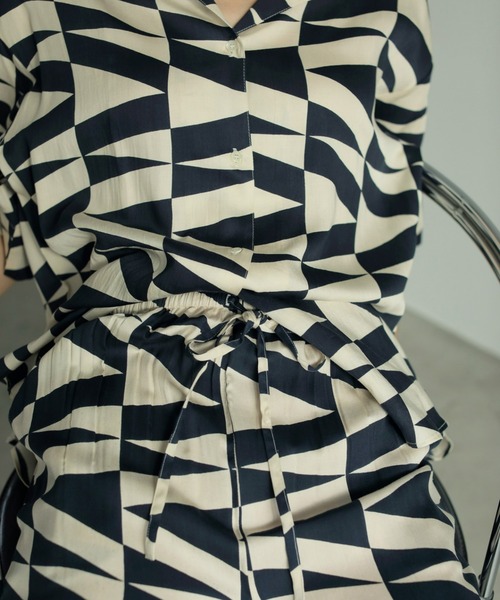 anuke(アンヌーク)の「Geometric Satin Pants(その他パンツ・レディース・アイボリー/レッド系その他・38inch/36inch)」の4枚目の写真