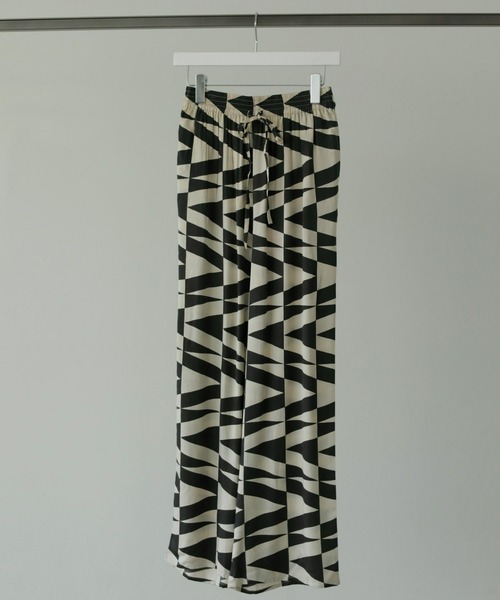 anuke(アンヌーク)の「Geometric Satin Pants(その他パンツ・レディース・アイボリー/レッド系その他・38inch/36inch)」の8枚目の写真