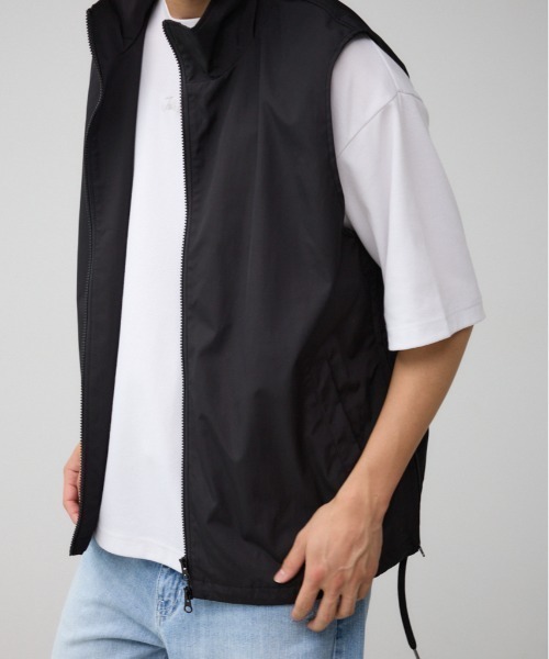 AZUL by moussy（アズールバイマウジー）の「サイドスリットスタンドカラ―ベスト（ベスト・メンズ・ブラック/ブラック系その他/グレー・FREE）」の2枚目の写真