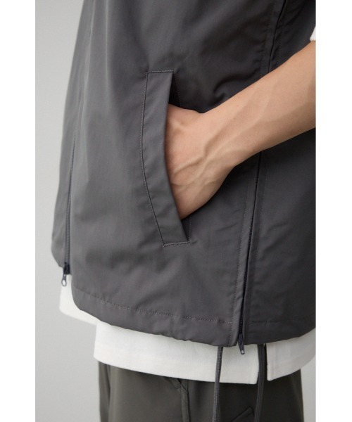 AZUL by moussy（アズールバイマウジー）の「サイドスリットスタンドカラ―ベスト（ベスト・メンズ・ブラック/ブラック系その他/グレー・FREE）」の7枚目の写真