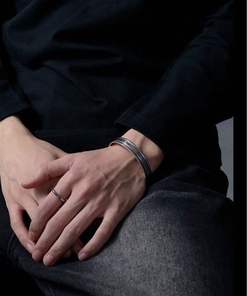 MAISON CLUB(メゾンクラブ)の「【MAISON CLUB】Simple Line Bangle / Inking version /Silver925/ライン入りバングル シルバー925 KUN(バングル/リストバンド・メンズ・シルバー・FREE)」の3枚目の写真
