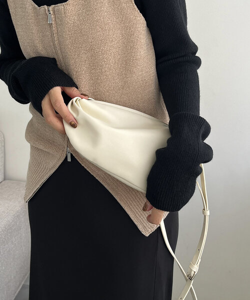 CAPRICIEUX LE'MAGE（カプリシューレマージュ）の「ギャザービーンズショルダーバッグ（ショルダーバッグ・レディース・アイボリー/ブラック/キャメル・FREE）」の4枚目の写真