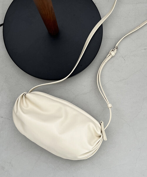 CAPRICIEUX LE'MAGE（カプリシューレマージュ）の「ギャザービーンズショルダーバッグ（ショルダーバッグ・レディース・アイボリー/ブラック/キャメル・FREE）」の5枚目の写真