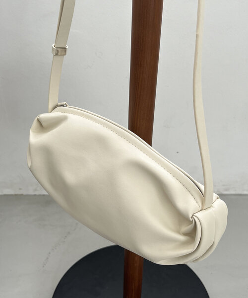 CAPRICIEUX LE'MAGE（カプリシューレマージュ）の「ギャザービーンズショルダーバッグ（ショルダーバッグ・レディース・アイボリー/ブラック/キャメル・FREE）」の8枚目の写真