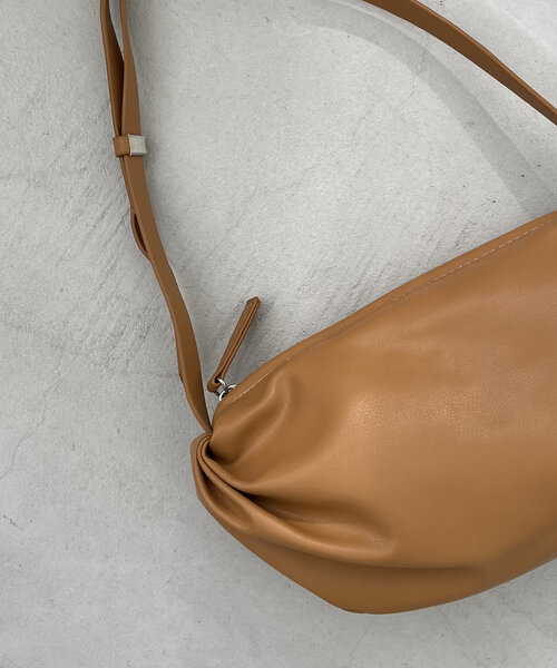 CAPRICIEUX LE'MAGE（カプリシューレマージュ）の「ギャザービーンズショルダーバッグ（ショルダーバッグ・レディース・アイボリー/ブラック/キャメル・FREE）」の18枚目の写真