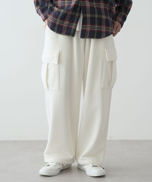 CRAFT STANDARD BOUTIQUE（クラフトスタンダードブティック）の「裏起毛カーゴパンツ（スウェットパンツ・レディース・ブラック/カーキ/アイボリー・M/L）」の2枚目の写真