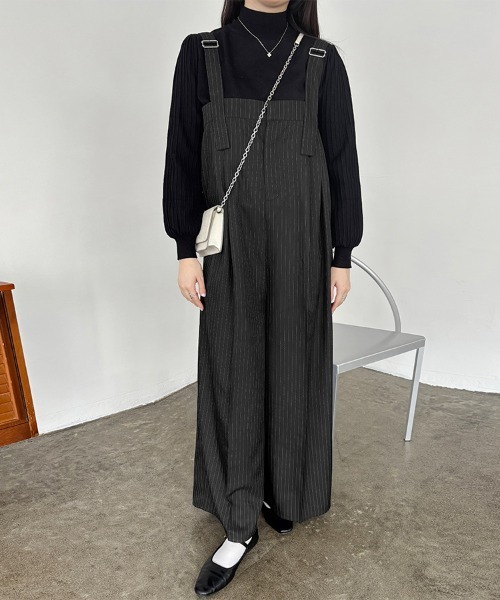 Doux Belle（ドゥーベル）の「ストライプ柄ワイドパンツサロペット（サロペット/オーバーオール・レディース・チャコールグレー/ネイビー/ブラック/グレイッシュベージュ・MEDIUM）」の2枚目の写真