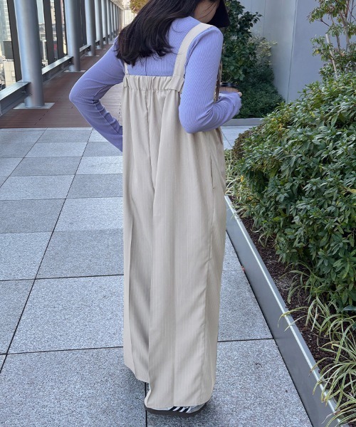 Doux Belle（ドゥーベル）の「ストライプ柄ワイドパンツサロペット（サロペット/オーバーオール・レディース・チャコールグレー/ネイビー/ブラック/グレイッシュベージュ・MEDIUM）」の13枚目の写真