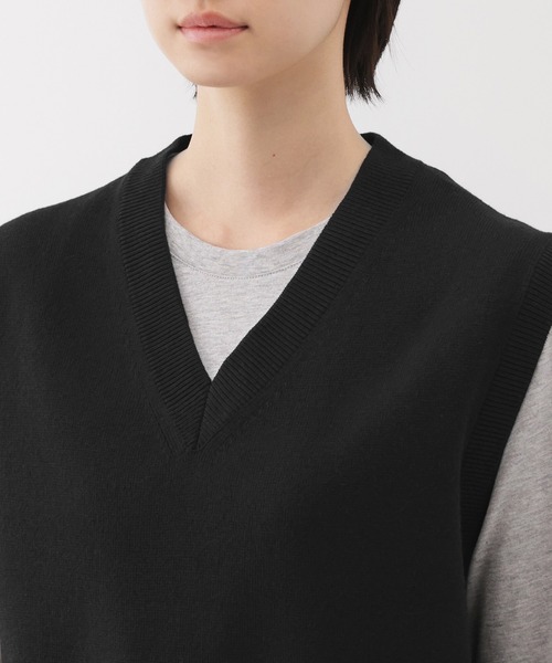 無印良品（ムジルシリョウヒン）の「婦人　洗えるニットＶネックベスト（ベスト・レディース・ブラック/オフホワイト/ダークグレー・XL/L/M/S）」の7枚目の写真