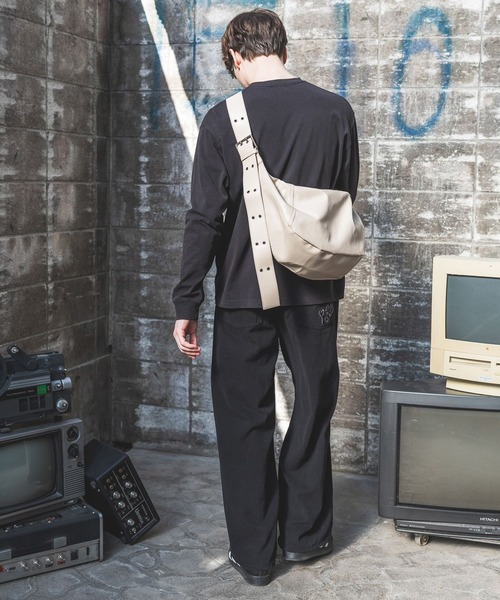 PBLIM（ページボーイリム）の「《UNISEX》ビッグハーフムーンバッグ（ショルダーバッグ・レディース・アイボリー/ブラック・FREE）」の4枚目の写真