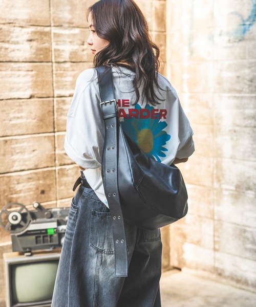 PBLIM（ページボーイリム）の「《UNISEX》ビッグハーフムーンバッグ（ショルダーバッグ・レディース・アイボリー/ブラック・FREE）」の6枚目の写真