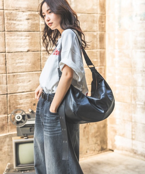 PBLIM（ページボーイリム）の「《UNISEX》ビッグハーフムーンバッグ（ショルダーバッグ・レディース・アイボリー/ブラック・FREE）」の7枚目の写真