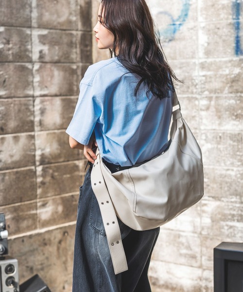 PBLIM（ページボーイリム）の「《UNISEX》ビッグハーフムーンバッグ（ショルダーバッグ・レディース・アイボリー/ブラック・FREE）」の10枚目の写真