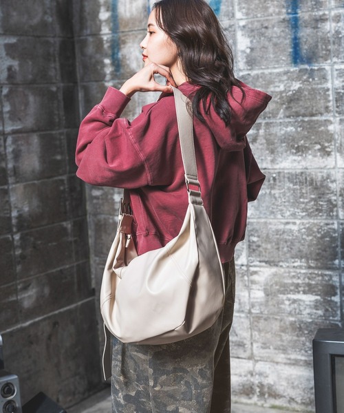 PBLIM（ページボーイリム）の「《UNISEX》ビッグハーフムーンバッグ（ショルダーバッグ・レディース・アイボリー/ブラック・FREE）」の11枚目の写真