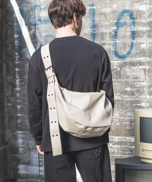 PBLIM（ページボーイリム）の「《UNISEX》ビッグハーフムーンバッグ（ショルダーバッグ・レディース・アイボリー/ブラック・FREE）」の13枚目の写真