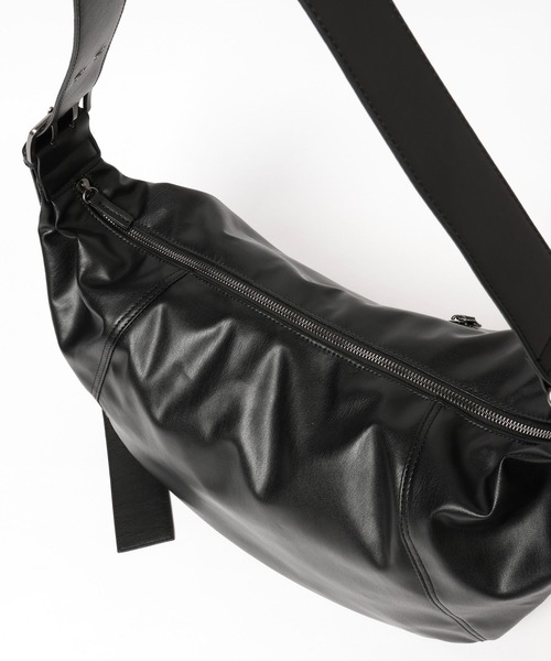 PBLIM（ページボーイリム）の「《UNISEX》ビッグハーフムーンバッグ（ショルダーバッグ・レディース・アイボリー/ブラック・FREE）」の20枚目の写真