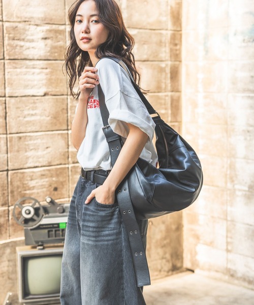 PBLIM（ページボーイリム）の「《UNISEX》ビッグハーフムーンバッグ（ショルダーバッグ・レディース・アイボリー/ブラック・FREE）」の5枚目の写真