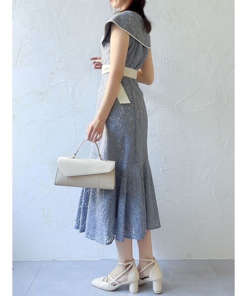 dazzlin(ダズリン)の「バリエーションビッグカラーワンピース(ワンピース・レディース・オフホワイト/ブルー/ブラック・SMALL/MEDIUM)」の11枚目の写真