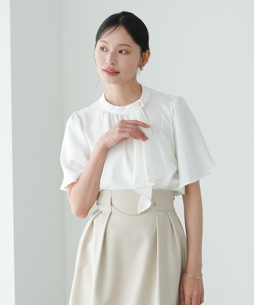 TRUDEA(トルディア)の「【UVカット,防汚加工,ウォッシャブル,防シワ】マルチファンクションアシメボウタイ半袖ブラウス(シャツ/ブラウス・レディース・グレイッシュベージュ/ピンクベージュ/ライトグレー/ホワイト/ホワイト×ネイビー・SMALL/MEDIUM/LARGE)」の2枚目の写真