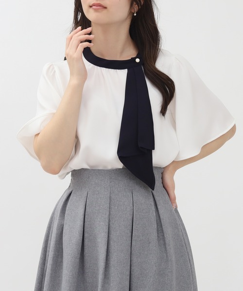 TRUDEA(トルディア)の「【UVカット,防汚加工,ウォッシャブル,防シワ】マルチファンクションアシメボウタイ半袖ブラウス(シャツ/ブラウス・レディース・グレイッシュベージュ/ピンクベージュ/ライトグレー/ホワイト/ホワイト×ネイビー・SMALL/MEDIUM/LARGE)」の1枚目の写真