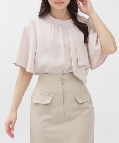 TRUDEA(トルディア)の「【UVカット,防汚加工,ウォッシャブル,防シワ】マルチファンクションアシメボウタイ半袖ブラウス(シャツ/ブラウス・レディース・グレイッシュベージュ/ピンクベージュ/ライトグレー/ホワイト/ホワイト×ネイビー・SMALL/MEDIUM/LARGE)」の4枚目の写真