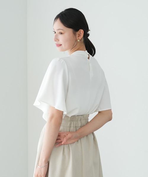 TRUDEA(トルディア)の「【UVカット,防汚加工,ウォッシャブル,防シワ】マルチファンクションアシメボウタイ半袖ブラウス(シャツ/ブラウス・レディース・グレイッシュベージュ/ピンクベージュ/ライトグレー/ホワイト/ホワイト×ネイビー・SMALL/MEDIUM/LARGE)」の7枚目の写真