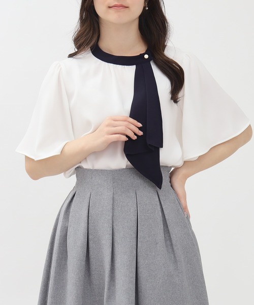 TRUDEA(トルディア)の「【UVカット,防汚加工,ウォッシャブル,防シワ】マルチファンクションアシメボウタイ半袖ブラウス(シャツ/ブラウス・レディース・グレイッシュベージュ/ピンクベージュ/ライトグレー/ホワイト/ホワイト×ネイビー・SMALL/MEDIUM/LARGE)」の10枚目の写真