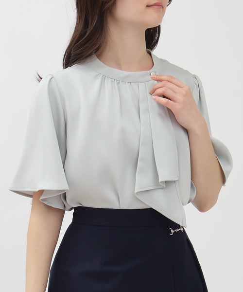 TRUDEA(トルディア)の「【UVカット,防汚加工,ウォッシャブル,防シワ】マルチファンクションアシメボウタイ半袖ブラウス(シャツ/ブラウス・レディース・グレイッシュベージュ/ピンクベージュ/ライトグレー/ホワイト/ホワイト×ネイビー・SMALL/MEDIUM/LARGE)」の15枚目の写真