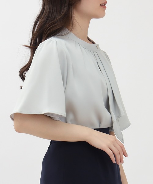 TRUDEA(トルディア)の「【UVカット,防汚加工,ウォッシャブル,防シワ】マルチファンクションアシメボウタイ半袖ブラウス(シャツ/ブラウス・レディース・グレイッシュベージュ/ピンクベージュ/ライトグレー/ホワイト/ホワイト×ネイビー・SMALL/MEDIUM/LARGE)」の18枚目の写真