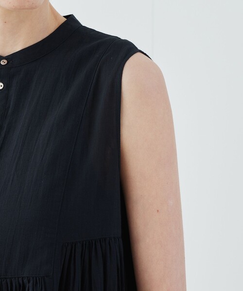 GALERIE VIE（ギャルリー ヴィー）の「インドコットン スタンドネックギャザーワンピース（ワンピース・レディース・チャコールグレー/ネイビー・FREE）」の7枚目の写真