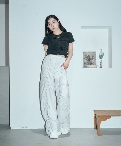 ANDGEEBEE(アンジービー)の「ギャザーリボンカーゴパンツ(カーゴパンツ・レディース・グレイッシュベージュ/ブラック・FREE)」の3枚目の写真