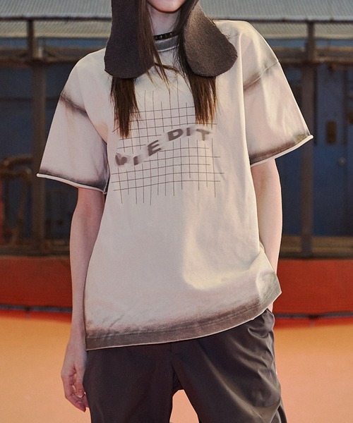 VI E DIT（ヴィエディット）の「GraphicT-shirts/グラフィックTシャツ/洗える/ブリーチ加工/フェード（Tシャツ/カットソー・メンズ・アイボリー/ネイビー・1/2）」の2枚目の写真