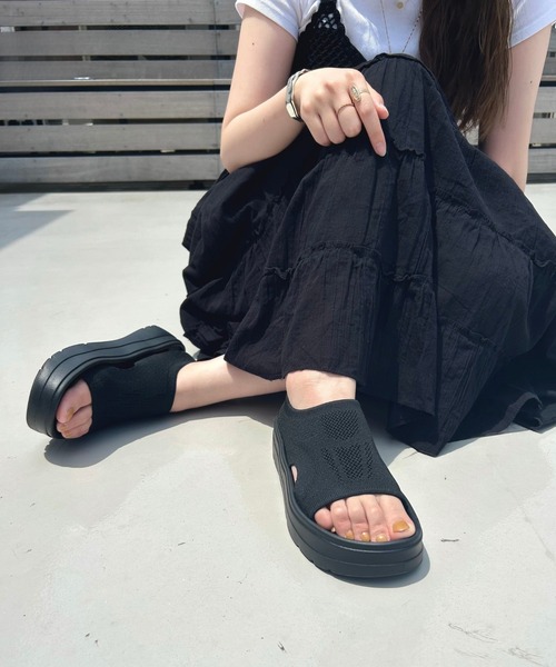 【 】ロゴ際立つMeena厚底ビーチサンダル ビーチサンダル 厚底 サンダル[品番：VCTW0003640]｜VICTORIA