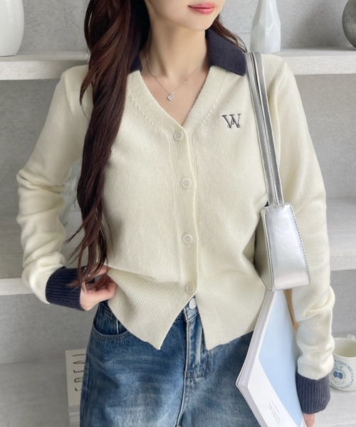 Ada.(エイダ)の「バイカラー衿付き 刺繍ロゴ Vネックニットカーディガン(カーディガン/ボレロ・レディース・ホワイト系その他/グレー×ホワイト/ネイビー×ホワイト・FREE)」の7枚目の写真