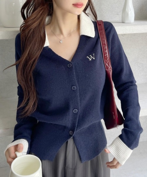 Ada.(エイダ)の「バイカラー衿付き 刺繍ロゴ Vネックニットカーディガン(カーディガン/ボレロ・レディース・ホワイト系その他/グレー×ホワイト/ネイビー×ホワイト・FREE)」の6枚目の写真