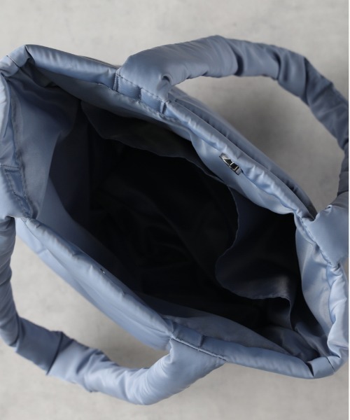 Right-on（ライトオン）の「【HONEYSUCKLE ROSE】パデッドトートバッグ（トートバッグ・レディース・ブラック/オフホワイト/ブルー・ONE SIZE）」の7枚目の写真