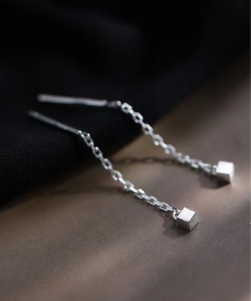 ALWAYS GOOD TIME(オルウェイズグッドタイム)の「【Silver925】金属アレルギー対応 キューブモチーフ ロングチェーンピアス(ピアス(両耳用)・レディース・ブラック/シルバー/ゴールド・FREE)」の6枚目の写真