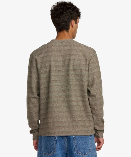 RVCA(ルーカ)の「RVCA メンズ VACANCY LS ロンT 【2025年秋冬モデル】/ルーカネームタグワンポイントボーダー長袖ロンT(Tシャツ/カットソー・メンズ・ブラウン系その他・SMALL/MEDIUM/LARGE/X-LARGE)」の2枚目の写真