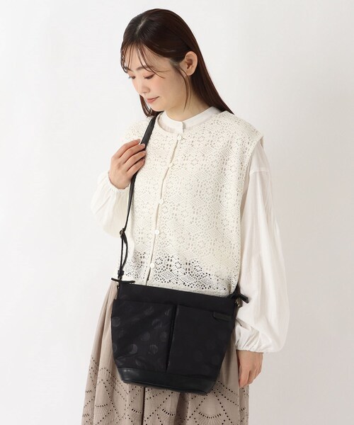 one'sterrace(ワンズテラス)の「Legato Largo 撥水ドット バケツ型ショルダー(ショルダーバッグ・レディース・ベージュ系その他7/ブラック系8/オリーブ系3・99)」の14枚目の写真