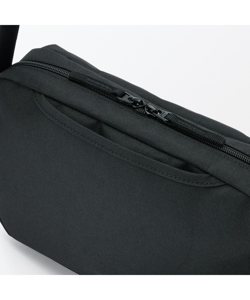 無印良品（ムジルシリョウヒン）の「背面ポケット付き　撥水ショルダーバッグ（ショルダーバッグ・レディース・ダークブラウン系/ラベンダー/チャコールグレー/ライトベージュ/ブラック/ネイビー系・FREE）」の14枚目の写真