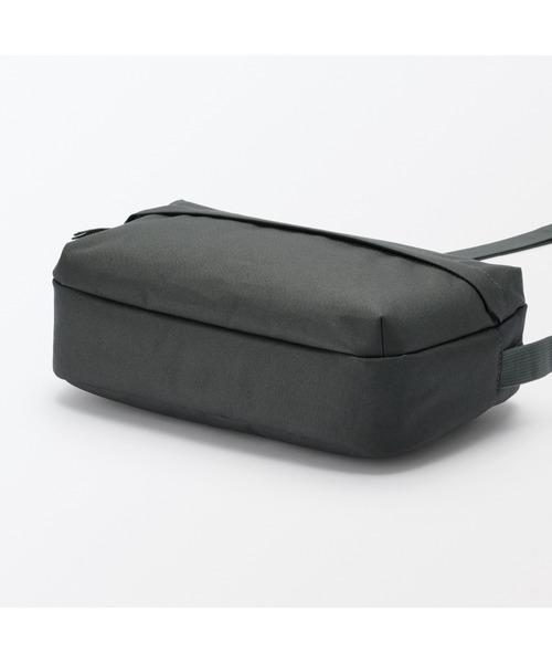 無印良品（ムジルシリョウヒン）の「背面ポケット付き　撥水ショルダーバッグ（ショルダーバッグ・レディース・ダークブラウン系/ラベンダー/チャコールグレー/ライトベージュ/ブラック/ネイビー系・FREE）」の18枚目の写真