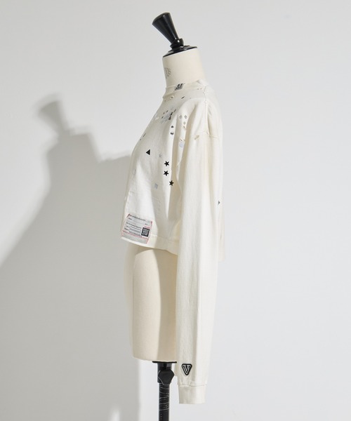 Maison MIHARA YASUHIRO（メゾンミハラヤスヒロ）の「【MIHARA YASUHIRO/ミハラヤスヒロ】EMBELLISHED DISTRESSED LONG SLEEVES MINI TEE/ミニTシャツ（Tシャツ/カットソー・レディース・ホワイト/ブラック・36）」の3枚目の写真