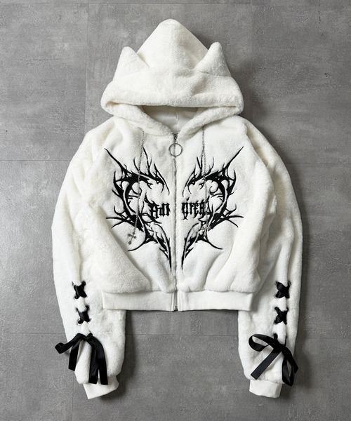 Amilige（アミリージュ）の「ネコ耳ハートロゴ刺繍ZIPショートファー